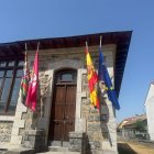 Banderas a media asta y con un crespón negro lucen desde esta mañana en el Ayuntamiento de Burón.
