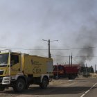 CUBO DE BENAVENTE (ZAMORA), 11/08/2025.- Camiones de bomberos utilizados para combatir un incendio en Cubo de Benavente (Zamora), este lunes. La situación de este incendio forestal, que se inició en Molezuelas de la Carballeda (Zamora), ha mejorado tras haber quemado desde el domingo a primera hora de la tarde dos casas, naves y unas 3.500 hectáreas de terreno, y obligar a desalojar unas 850 personas en cuatro pueblos zamoranos. EFE/ Mariam A. Montesinos