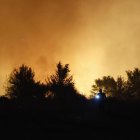 Imagen del incendio declarado en la tarde de este lunes en la localidad madrileña de Tres Cantos y que obligó a desalojar varias urbanizaciones próximas al fuego. EFE/Mariscal.