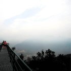 Dos turistas, ayer martes en el mirador de Sotillo (Benuza), con Pombiego al fondo y todo cubierto de hubo.