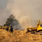 Bomberos continúan los trabajos de extinción para sofocar el incendio, a 10 de agosto de 2025, en Molezuelas de la Carballeda, Zamora (España). 