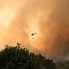 La pequeña localidad de Fasgar se encuentra amenazada por un incendio forestal