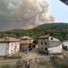 Vista del fuego desde Soto de Valdeón.