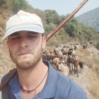 Edilberto Rodríguez, de 28 años, con sus cabras en la zona de Pombriego.