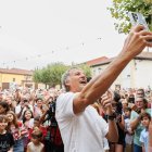 Calleja estuvo acompañado en el homenaje por numerosos vecinos.