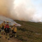 Los medios de Aragón desplazados a León siguen la lucha contra los incendios .