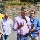 presidente del Gobierno, Pedro Sánchez (c), acompañado por la vicepresidenta tercera y ministra para la Transición Ecológica y el Reto Demográfico, Sara Aagesen (i), y el presiente de Asturias, Adrián Barbón (2d), hace una declaración durante su visita al Puesto de Mando Avanzado de Degaña (Asturias), en donde se concentran los mayores esfuerzos de los equipos de extinción en Asturias. EFE/ J.L.