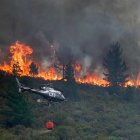 Un helicóptero en labores de extinción del incendio que afecta a los alrededores de San Antolín de Ibias este miércoles.