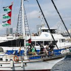Vista de uno de los barcos que forman parte de la flotilla en el puerto de Barcelona este domingo.