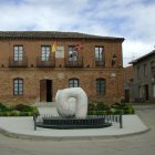 Ayuntamiento de Gordoncillo, situado en la Plaza Mayor, delante del cual se encuentra la escultura Semilla.