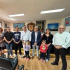 El diputado de Derechos Sociales y Territorio Sostenible, Francisco Javier Álvarez (tercero por la derecha), con la familia instalada en Fresno de la Vega con el proyecto Repuebla.