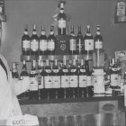 Manuel Llanos trabajando como camarero.