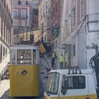 Una decena de operarios trabajan en el Ascensor de Gloria, que descarriló.
