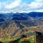 La alcaldesa de Páramo del Sil, Alicia García, señala la zona calcinada desde la zona del Miro y lo verde que se salvó de la braña de Anllares. Detrás está Fornela.