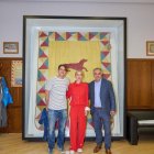 Los actores Salva Reina y Kira Miró con el alcalde de Astorga.