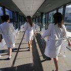 Varias enfermeras caminan por un pasillo del Hospital leonés.