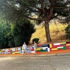Banderas de todos los países en la Puerta del Sol de Astorga.
