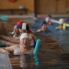 La piscina dispone de cursillos para todas las edades.