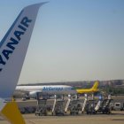 Un avión de Ryanair y otro de Air Europa, en el aeropuerto de Zaragoza.