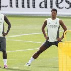 MADRID, 12/09/2025.-El centrocampista inglés del Real Madrid, Jude Bellingham y el delantero brasileño Vinicius Junior, durante el entrenamiento este viernes en la Ciudad Deportiva de Valdebebas, preparatorio de su partido de LaLiga contra la Real Sociedad.- EFE/ Sergio Pérez