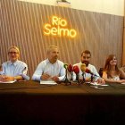 El jurado calificador con los concejales y el presidente del Centro Mola, ayer en Ponferrada.