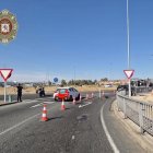 La Policía redirige el tráfico por el reventón.