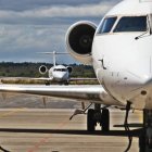 Dos aviones sobre la pista del Aeropuerto de León.
