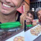 Dani Martínez y Canco Rodríguez durante el vídeo en el que prueban una selección de dulces tradicionales, incluida la trenza de hojaldre.