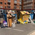 Contenedores de residuos llenos en la calle Jaime Balmes de la capital leonesa.