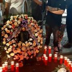 Minuto de silencio y flores como homenaje a la leonesa atropellada en Nápoles