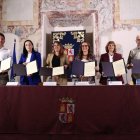 La consejera de Educación, Rocío Lucas, en el centro, junto a los sindicatos este lunes.