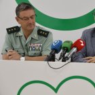 El coronel jefe de la Guardia Civil de León, Julio Andrés Gutiérrez, y el presidente de la Asociación Española contra el Cáncer en León, Estanislao de Luis