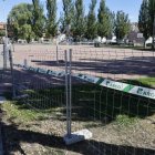 Las vallas de Marco de Infraestructuras anuncian el comienzo de la obra de los pasos a nivel con la rotonda de La Libertad.