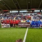 Los cuatro equipos que participaron en el cuadrangular posan con la pancarta 'Dolor y rabia'.
