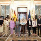 La presidenta del Congreso, Francina Armengol, y Soraya Triana Hernández flanquean a Clara Campoamor.