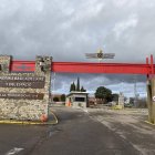 Puerta de acceso a las instalaciones de la Academia Básica del Aire y del Espacio.