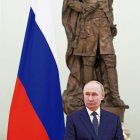El presidente ruso, Vladimir Putin, ante una estatua del zar Pedro el Grande.