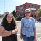 Anaís Fernández González, con su madre, frente al Instituto Virgen de la Encina de Ponferrada.
