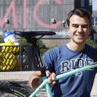 Óscar Mayo junto al prototipo desarrollado para las bicicletas.