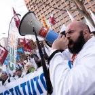 Archivo - Decenas de personas durante una concentración de los sindicatos médicos frente al Ministerio de Sanidad, a 13 de febrero de 2025, en Madrid (España).