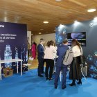 Los expositores ofrecen información de sus productos.  El público consulta sus dudas.