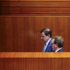 Mañueco con el portavoz del PP, Ricardo Gavilanes, en las Cortes de CyL .