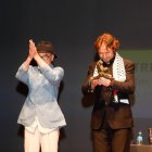 El poeta surcoreano aplaude al recibir el Premio Leteo de manos de Rafael Saravia.