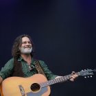 El cantante y compositor Quique González durante un concierto este verano.