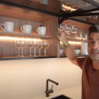 El diseñador leonés Daniel Colino enseña el detalle maestro de las vitrinas retroiluminadas, clave para transformar una cocina en una de revista.