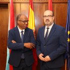 El alcalde de Ponferrada, Marco Morala, con el primer ministro de Cabo Verde, Ulisses Correia, este lunes en el consistorio de la capital berciana.