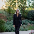 La leonesa Camino Villa, en el acto de recogida del premio.  Entrega del premio a los galardonados.