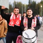 Los seguidores de la Cultural dan apoyo a su equipo de fútbol.