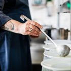 Un gesto cotidiano en las cocinas leonesas: servir un plato caliente que hoy es viral sin que muchos sepan por qué