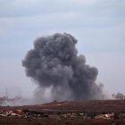 El humo se eleva como resultado de un ataque israelí en las afueras de la ciudad de Gaza, visto desde el lado israelí de la frontera, el 6 de octubre de 2025. EFE/EPA/ATEF SAFADI.